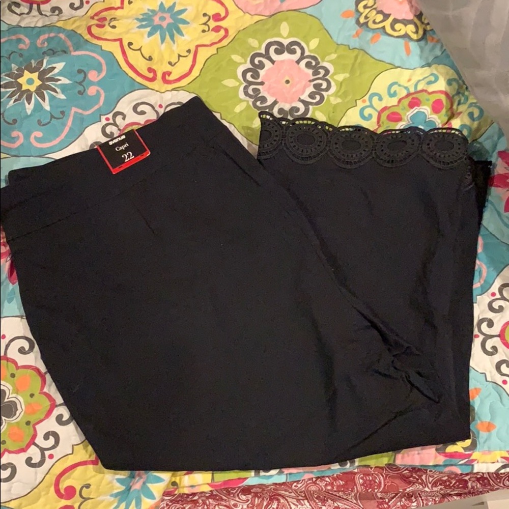 NWT Super cute lace trim Capri
